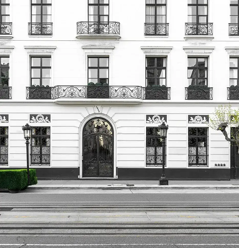 Fachada de un edificio de viviendas con balcones, en una vivienda como las que vaciamos en Ciutat Vella